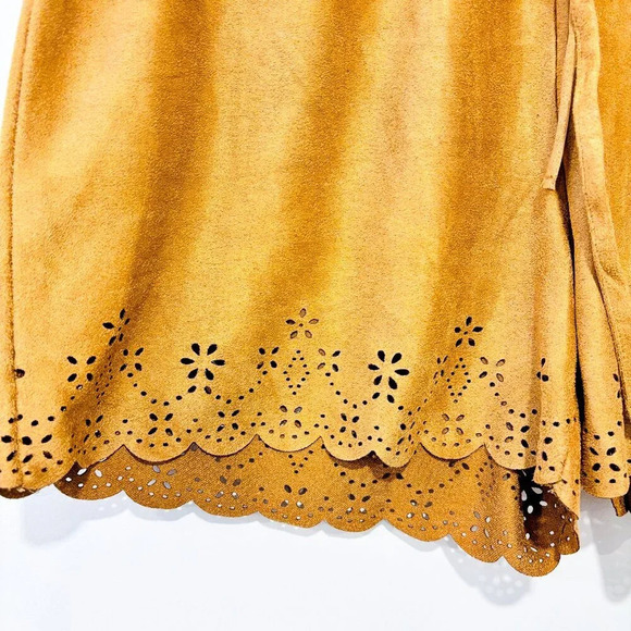 GARAGE Scalloped faux suede taupe shorts - Picture 3 of 7